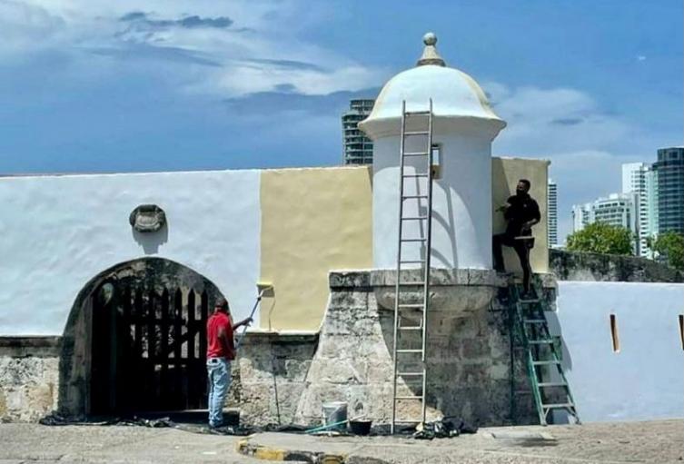 MinCultura reprocha la pintada a la muralla del fuerte de San Sebastián en Cartagena