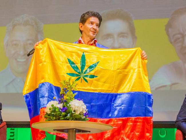 La yerbita a la bandera.  Por Óscar Domínguez