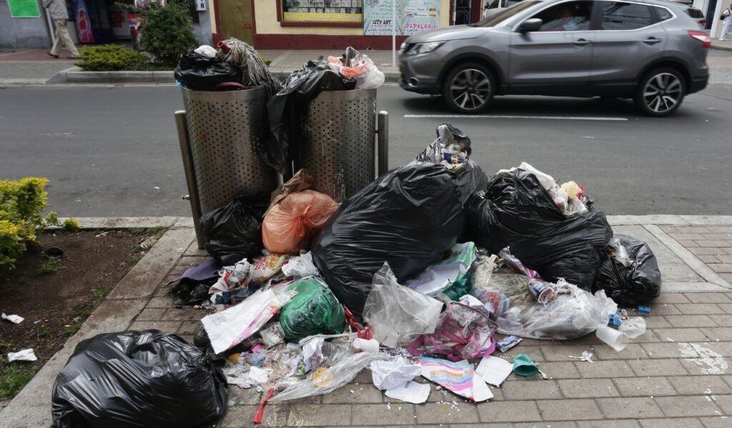 Bogotá sigue inundada en basura: denuncian casi 700 puntos críticos