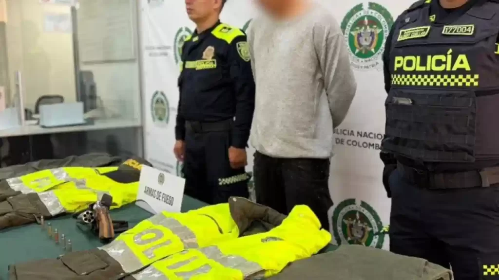 Extranjero capturado con prendas de la Policía