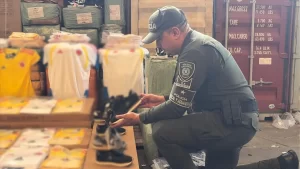 Incautan más de 149.000 artículos de contrabando en dos contenedores