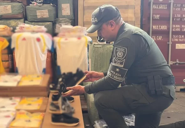 Incautan más de 149.000 artículos de contrabando en dos contenedores