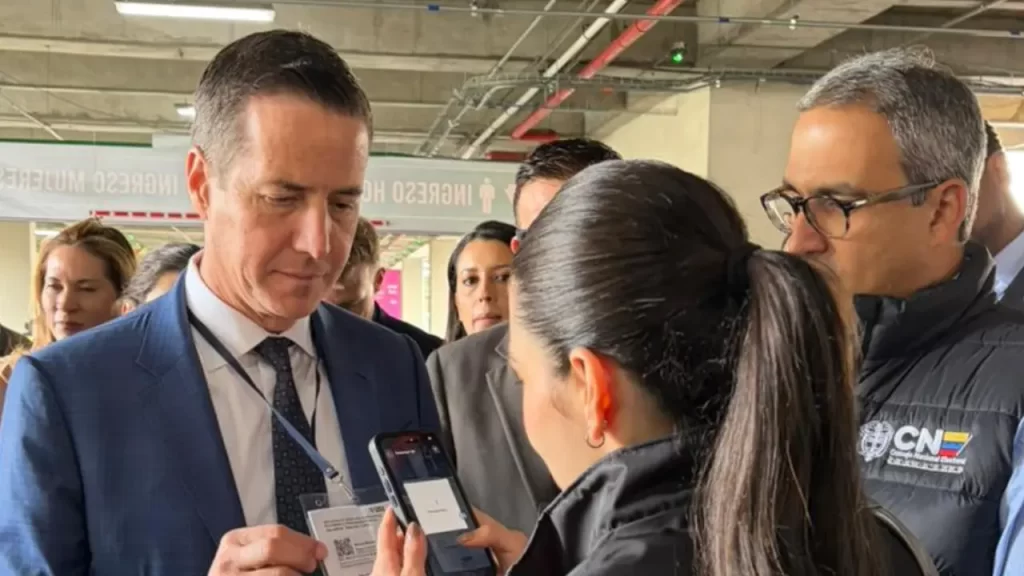 Senador republicano elogia sistema electoral de Colombia