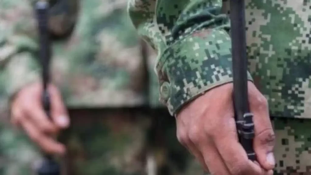 Soldado murió por descarga eléctrica: bloqueos en la vía a Santa Marta impiden el traslado de su cuerpo