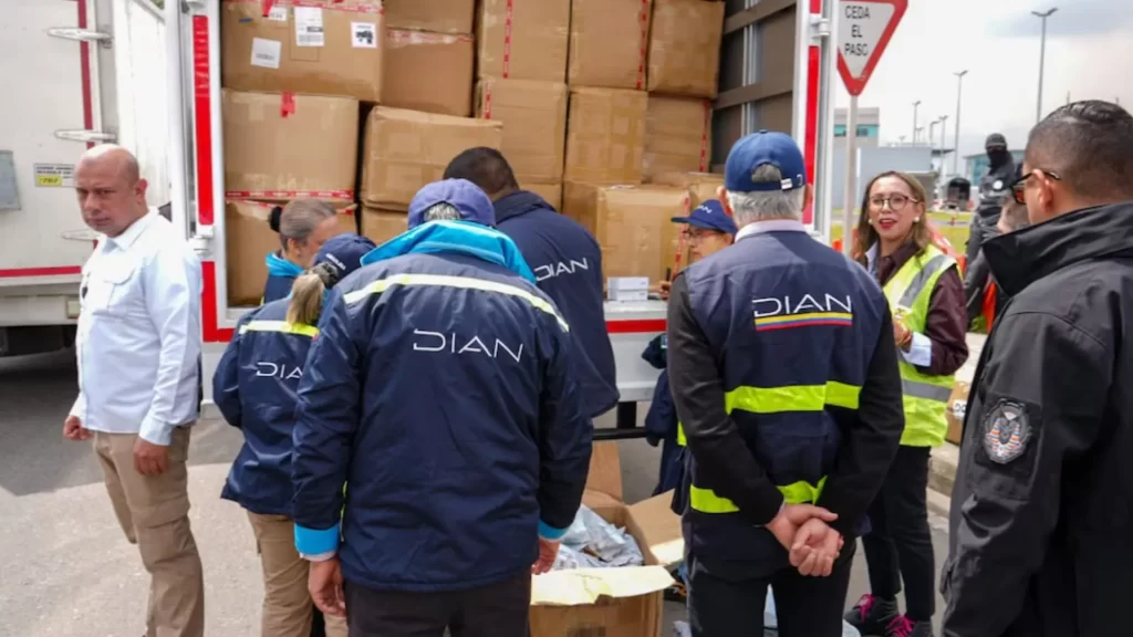 ¡Caen miles de prendas ilegales en Bogotá! Incautan contrabando avaluado en más de .300 millones
