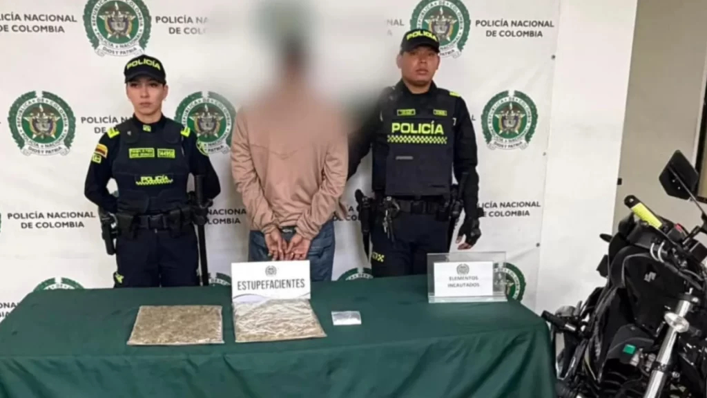 ¡Iba cargado y con antecedentes! Cayó motociclista con más de 1.000 dosis de droga en Bosa