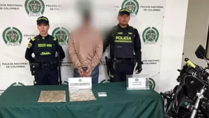 ¡Iba cargado y con antecedentes! Cayó motociclista con más de 1.000 dosis de droga en Bosa