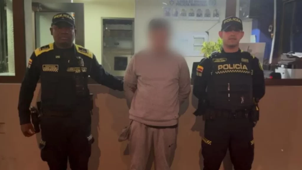 ¡No alcanzó a huir! Cayó hombre tras ser sorprendido robando herramientas de una camioneta en Teusaquillo