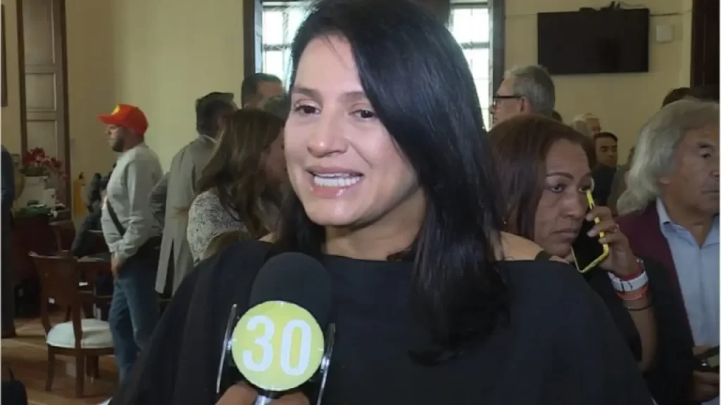 ¡Por diferencias «irreconciliables»! Paola Holguín renuncia al Congreso y al Centro Democrático