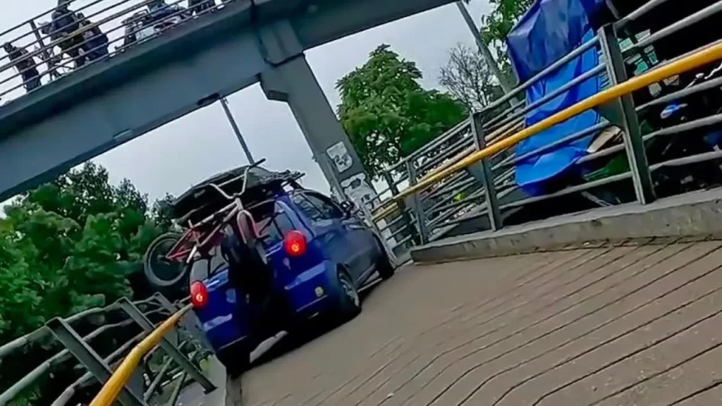 Comparendo a dueño por subir carro a puente en Bogotá