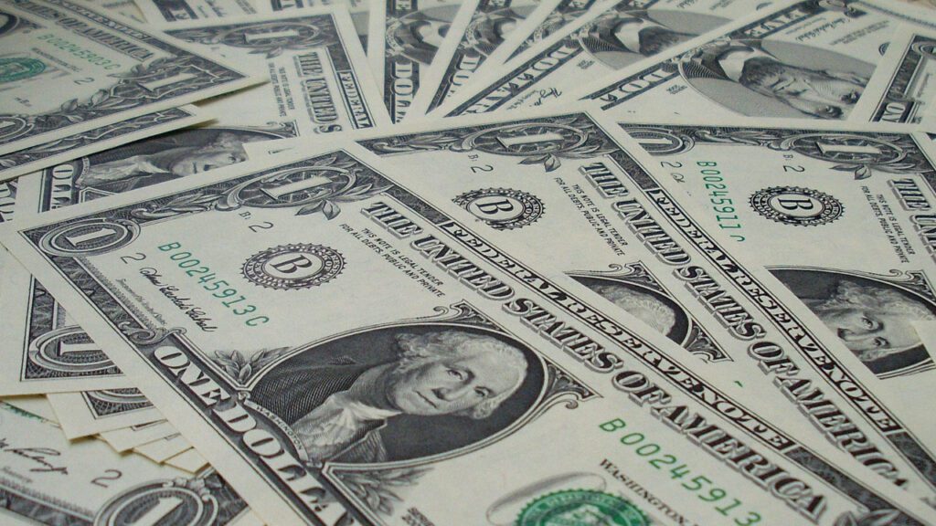 Caída del dólar despierta el interés por invertir en el exterior: expertos llaman a la prudencia y a la estrategia