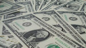 Caída del dólar despierta el interés por invertir en el exterior: expertos llaman a la prudencia y a la estrategia