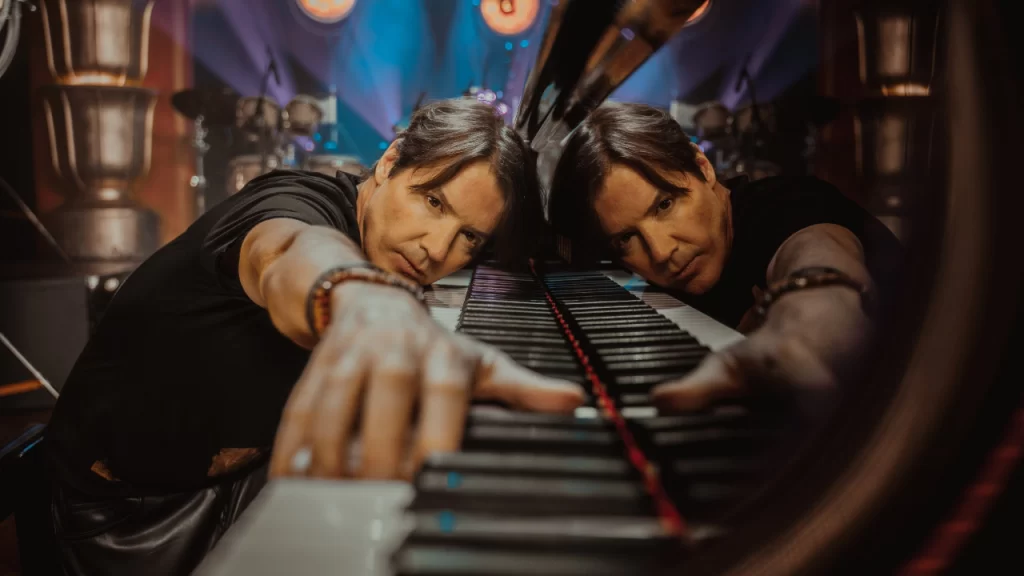 El virtuoso del piano Arthur Hanlon regresa a Bogotá con su gira “2 Manos, 1 Mundo”