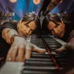 El virtuoso del piano Arthur Hanlon regresa a Bogotá con su gira “2 Manos, 1 Mundo”