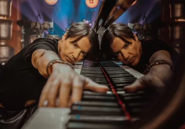 El virtuoso del piano Arthur Hanlon regresa a Bogotá con su gira “2 Manos, 1 Mundo”