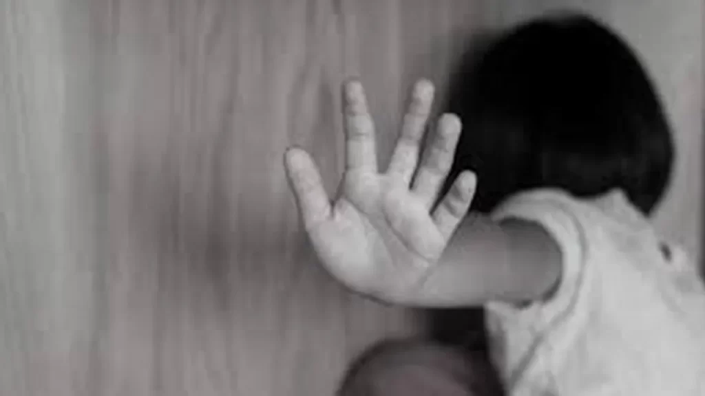 Rescatan a niña que pidió ayuda desde una ventana
