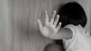 Rescatan a niña que pidió ayuda desde una ventana