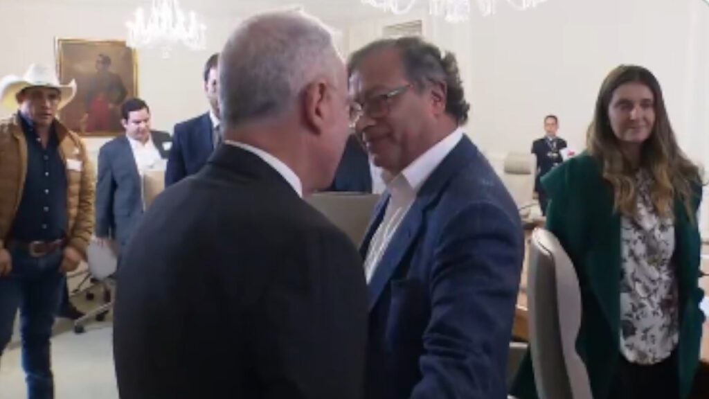«Seamos abejas»: Álvaro Uribe repite el discurso de Petro en 2018 y cada vez se parecen más