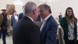 «Seamos abejas»: Álvaro Uribe repite el discurso de Petro en 2018 y cada vez se parecen más