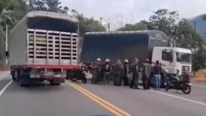 Tragedia en La Línea: fatal accidente de un motociclista obliga al cierre total de la vía Tragedia en La Línea: fatal accidente de un motociclista obliga al cierre total de la vía