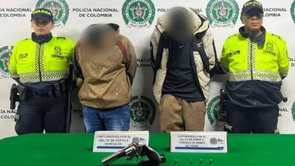 ¡Con brazalete del INPEC! Capturan a dos hombres tras atraco de una camioneta en Bogotá