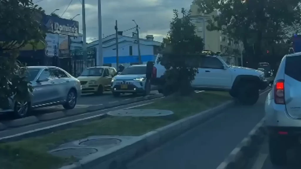 ¡Eh ave maría, pasate Jesusita por el sardinel! Imprudente conductor no esperó el taco en Bogotá