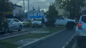 ¡Eh ave maría, pasate Jesusita por el sardinel! Imprudente conductor no esperó el taco en Bogotá