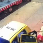 ¡La bajó del pelo de un taxi! Brutal agresión contra una mujer en Fusagasugá quedó en video