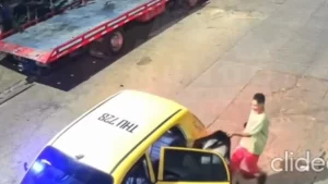 ¡La bajó del pelo de un taxi! Brutal agresión contra una mujer en Fusagasugá quedó en video