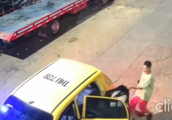 ¡La bajó del pelo de un taxi! Brutal agresión contra una mujer en Fusagasugá quedó en video