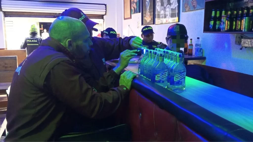 ¡Licor adulterado y menores consumiendo alcohol! Operativo dejó un capturado y un bar suspendido
