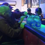 ¡Licor adulterado y menores consumiendo alcohol! Operativo dejó un capturado y un bar suspendido