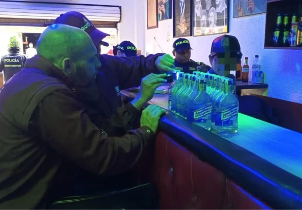 ¡Licor adulterado y menores consumiendo alcohol! Operativo dejó un capturado y un bar suspendido