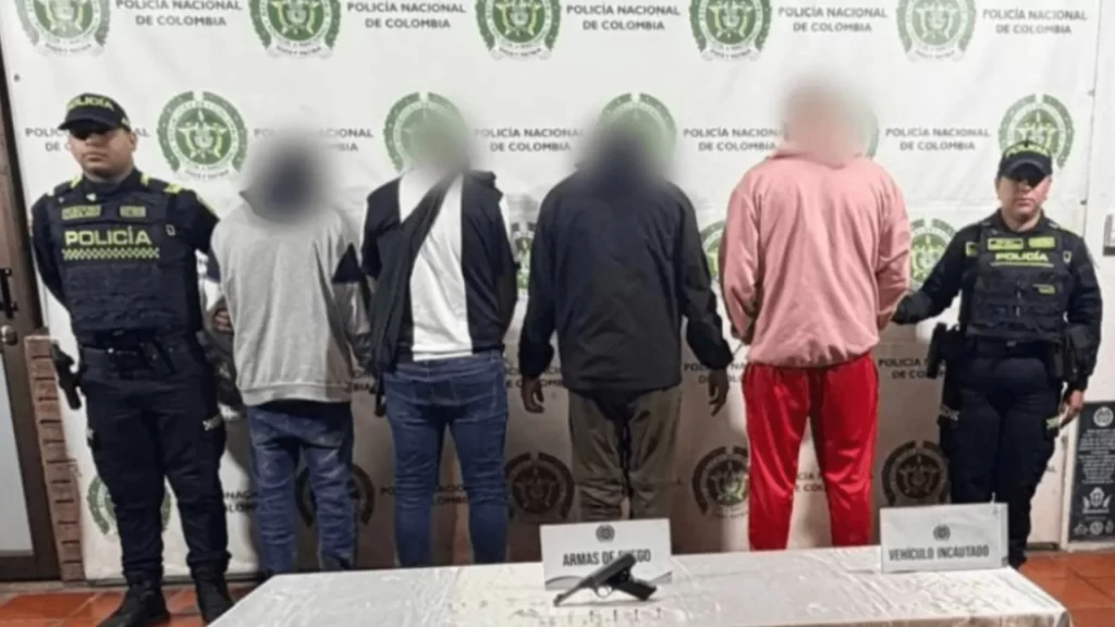 ¡Lo que parecía una simple infracción destapó un delito! Cuatro capturados con un arma en Chapinero