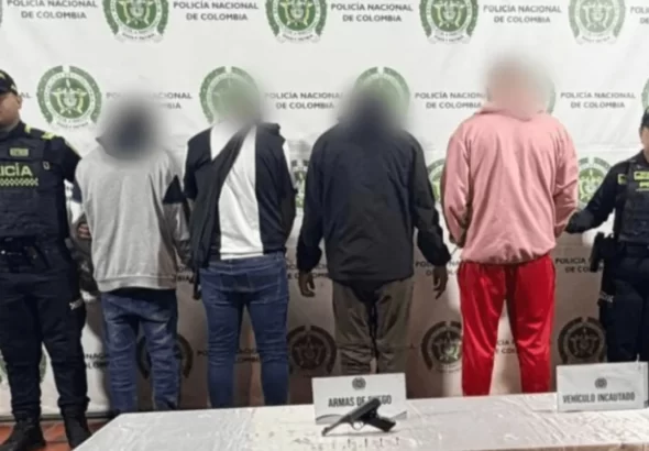 ¡Lo que parecía una simple infracción destapó un delito! Cuatro capturados con un arma en Chapinero ¡Lo que parecía una simple infracción destapó un delito! Cuatro capturados con un arma en Chapinero