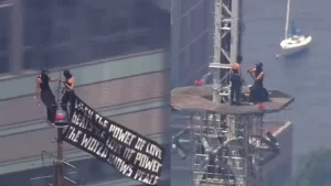 ¡Ni Hollywood se atrevió a tanto! Pareja escaló el Empire State para comprometerse, pero terminó arrestada ¡Ni Hollywood se atrevió a tanto! Pareja escaló el Empire State para comprometerse, pero terminó arrestada