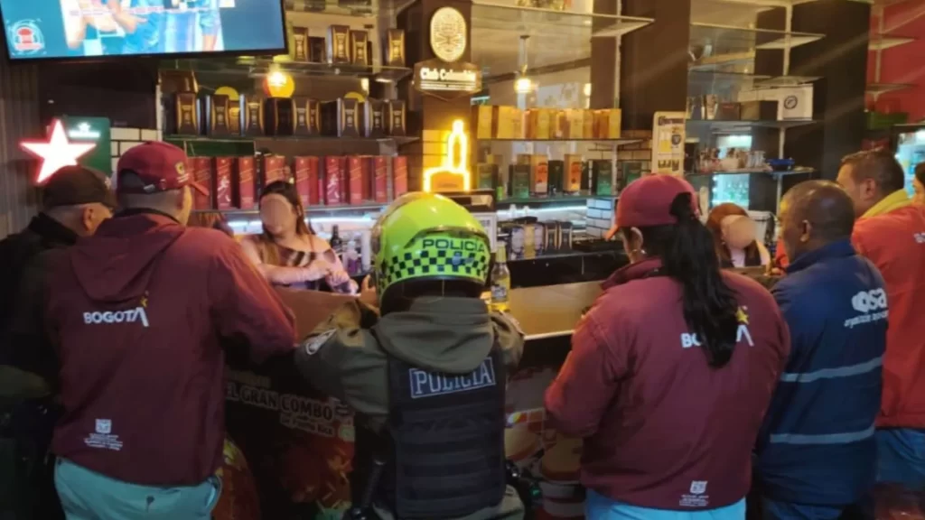 ¡Ojo a lo que se toma! Intervienen ocho bares en Bogotá por vender licor adulterado y cerveza vencida