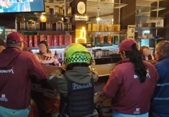 ¡Ojo a lo que se toma! Intervienen ocho bares en Bogotá por vender licor adulterado y cerveza vencida ¡Ojo a lo que se toma! Intervienen ocho bares en Bogotá por vender licor adulterado y cerveza vencida