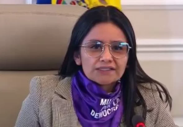 ¡Por peculado y maltrato! Angie Rodríguez cumplió y denunció a Gustavo Petro ante la Comisión de Acusación.