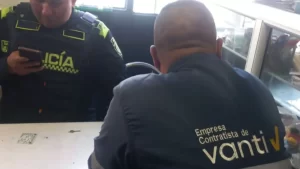 ¡Se le acabó el teatro! Cayó falso operario de Vanti que amenazaba a comerciantes en Bogotá